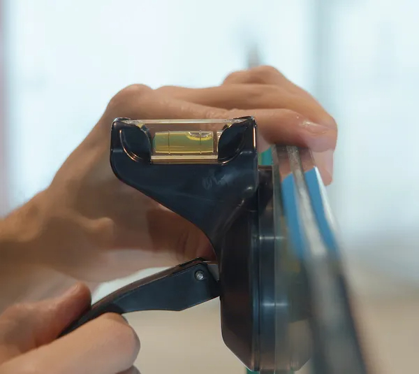 VetroLevel suction cup with integrated spirit level